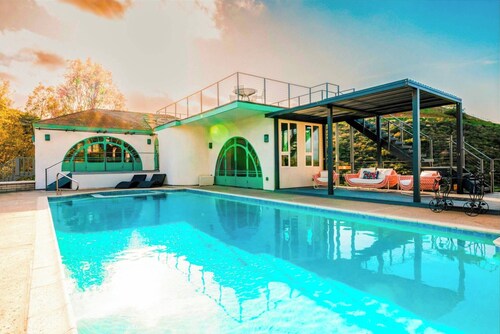 6BR Enchanted Estate on 5 Acres Pool & Mini Horses