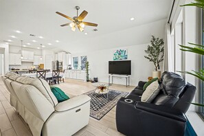 Televisión y oficina 