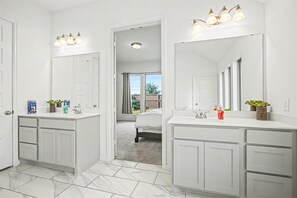 4 bedrooms, WiFi, bed sheets - Modern Suburban Retreat Near Shopping & Parks (Manvel)