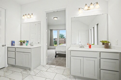 Modern Suburban Retreat Near Shopping & Parks