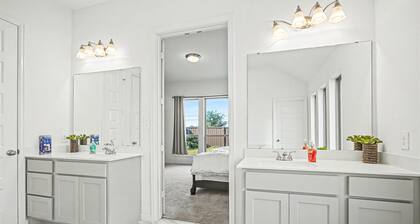 Modern Suburban Retreat Near Shopping & Parks