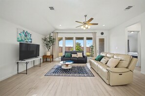 Televisión y oficina 