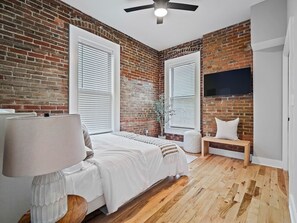 2 habitaciones, escritorio, tabla de planchar con plancha y wifi 