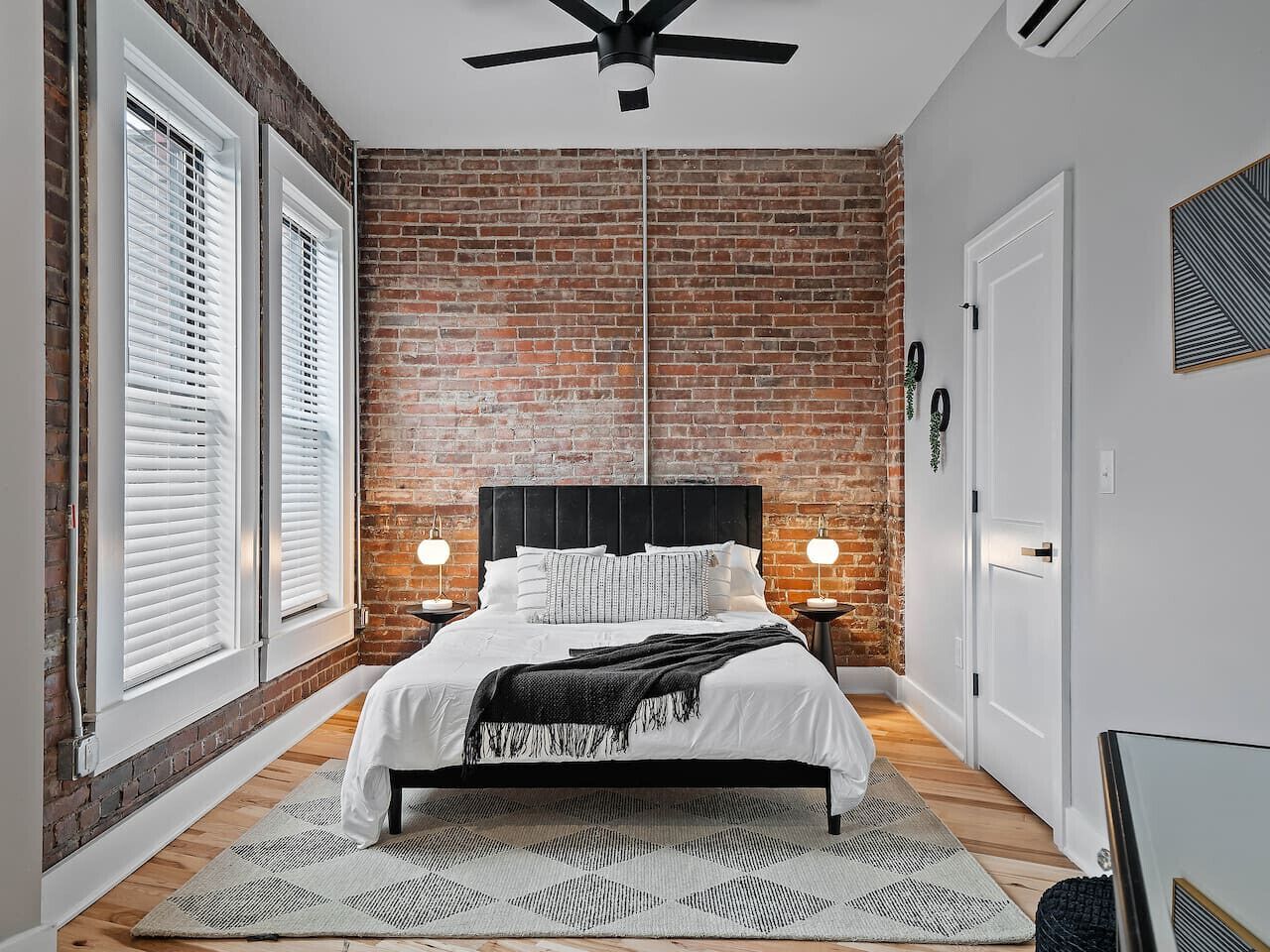 Skrivebord, strykejern/-brett, wi-fi og sengetøy