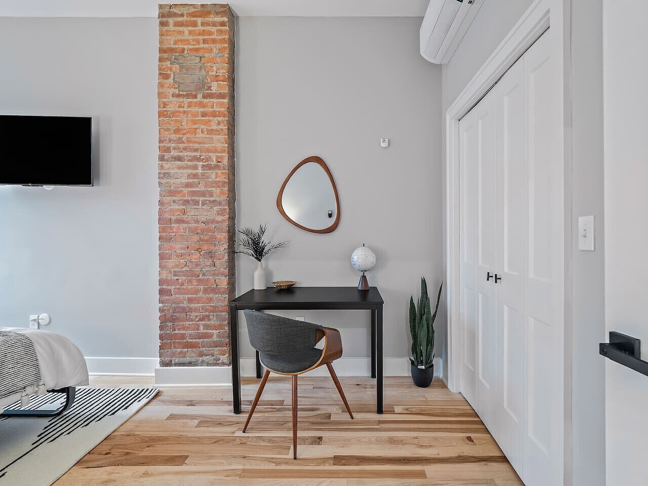 Escritorio, tabla de planchar con plancha, wifi y ropa de cama 