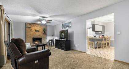 Quaint 4-bedroom house in Aurora perfect for family getaways/FreeWiFi/PetFrienly