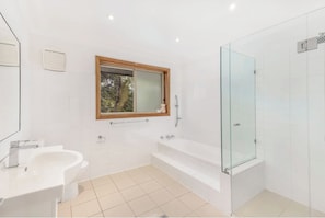 Shower, towels, soap, toilet paper - Bayside Retreat (Burraneer)