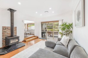 Living area - Bayside Retreat (Burraneer)