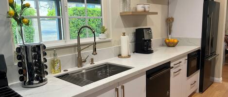 Refrigerador, microondas, horno, placa de cocina