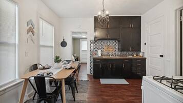 Kjøleskap, mikrobølgeovn, ovn og kaffetrakter/tekoker