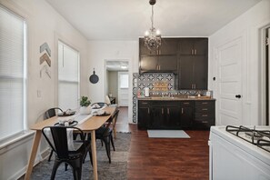 Jääkaappi, mikroaaltouuni, uuni, kahvin-/teenkeitin