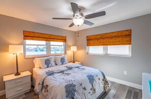 2 bedrooms, desk, iron/ironing board, free WiFi - Scenic Waterfront 2 BR/2 BA Cape Coral Condo (Cape Coral)