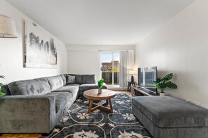 Living area - Furnished Apartment Near Longwood (Brookline)