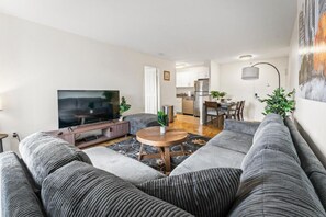 Living area - Furnished Apartment Near Longwood (Brookline)