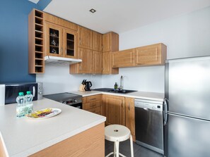 Frigorífico, microondas, horno y placa de cocina