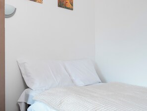 Tabla de planchar con plancha, wifi, ropa de cama