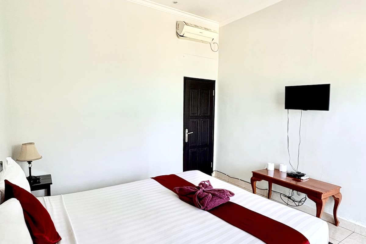 Classic Double or Twin Room, Balcony, Garden View | Bathroom | Free toiletries, towels, soap, shampoo