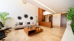Ein modernes Wohnzimmer mit einer Couch, einem Couchtisch und einer Rezeption.