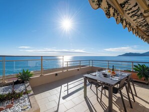 Outdoor dining - 2-Br Panoramic Sea View & Beach Access (Cannes)