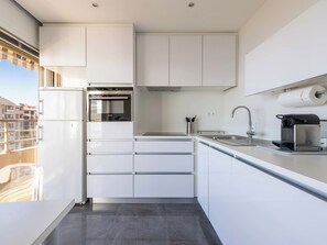 Wasserkocher mit Kaffee-/Teezubehör, Kühlschrank, Mikrowelle, Ofen