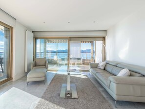 TV - 2-Br Panoramic Sea View & Beach Access (Cannes)