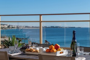 Outdoor dining - 2-Br Panoramic Sea View & Beach Access (Cannes)
