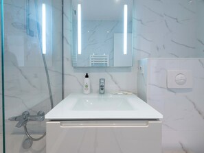 Hair dryer, towels - 2-Br Panoramic Sea View & Beach Access (Cannes)