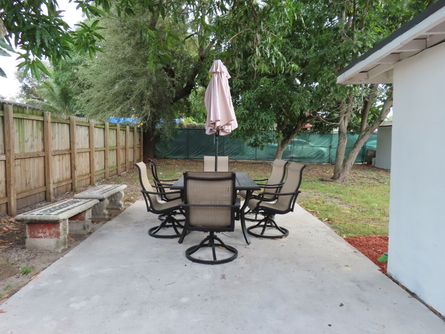 屋外ダイニングエリア