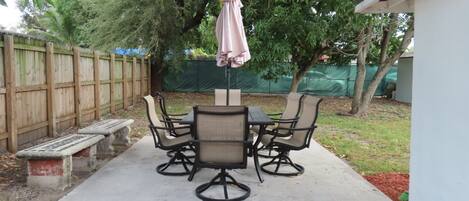 屋外ダイニングエリア