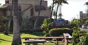 Outdoor dining - CELEBRATE CHRISTMAS & NEW YEARS at the KAMAOLE BEACH CLUB in MAUI (Kihei)
