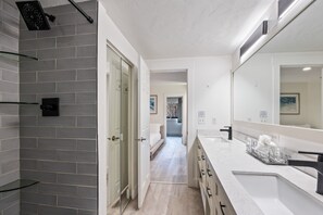 Shower, hair dryer, towels - Unbeatable Location: Sleeps 6, 1 min walk to Ski & Bike Access, Shared Hot Tub, Walk to Main Street! (Park City)