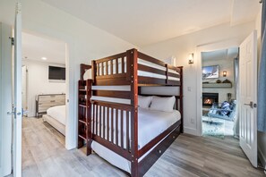 2 bedrooms, desk, iron/ironing board, free WiFi