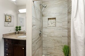 Shower, hair dryer, towels - Comfort and Tranquility Awaits (Lahaina)