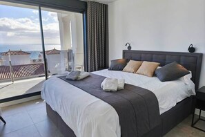 Travel crib, free WiFi, bed sheets, wheelchair access