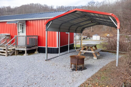 Pet friendly 1-bedroom cabin in Crumpler minutes from HMT’s Indian Ridge