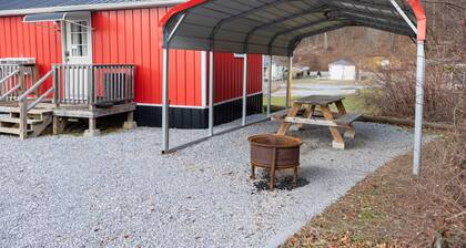 Pet friendly 1-bedroom cabin in Crumpler minutes from HMT’s Indian Ridge