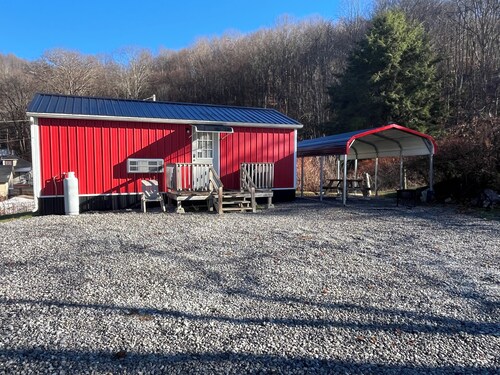 Pet friendly 1-bedroom cabin in Crumpler minutes from HMT’s Indian Ridge