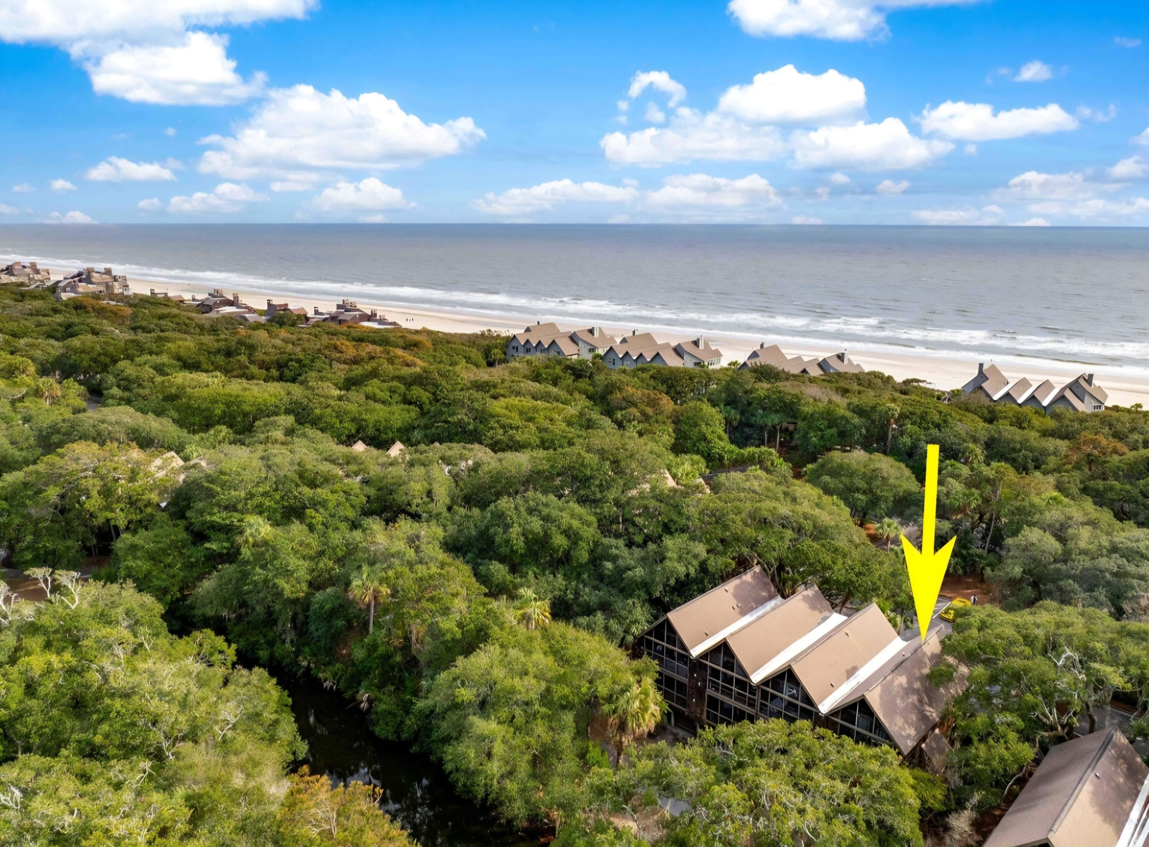 Ranta lähistöllä, aurinkotuoleja, rantapyyhkeitä