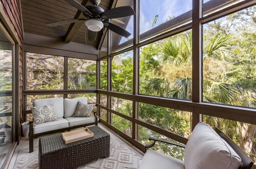 Luxury Top Floor Villa, Steps to private beach, Night Heron Park & The Nest