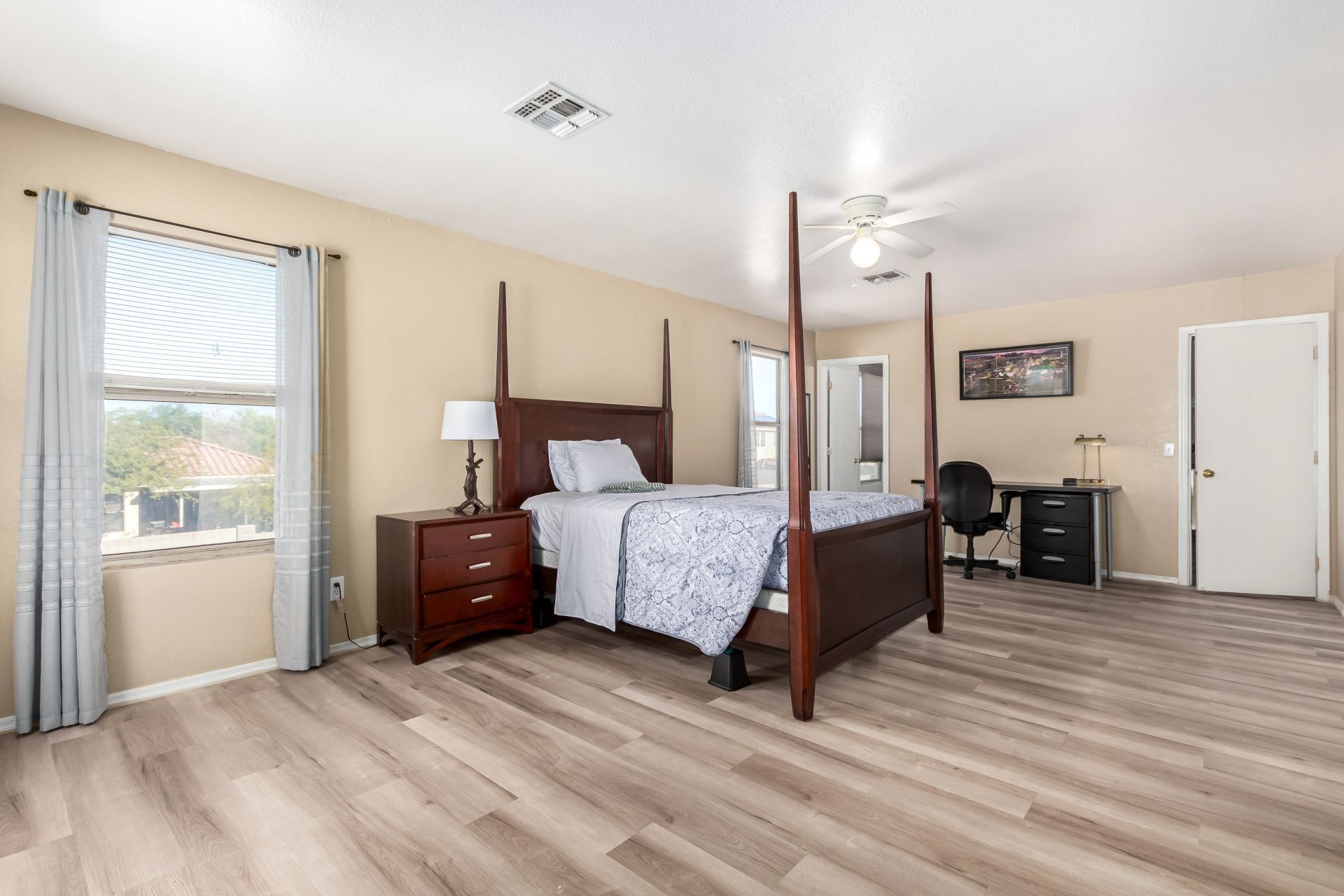 Bureau, fer et planche à repasser, Wi-Fi, draps fournis