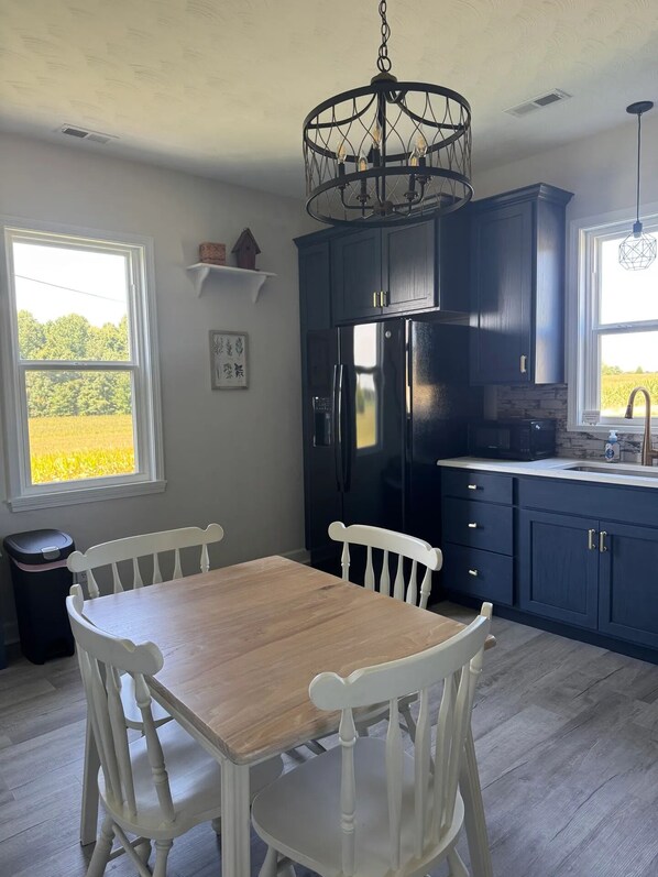 Dining - 💦 Doe Ridge – Hilltop Country Home with Hot Tub ➠ 2049 (Lewisport)