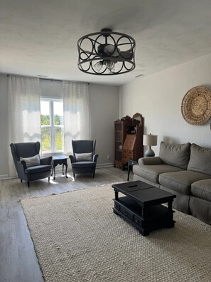 Living area - 💦 Doe Ridge – Hilltop Country Home with Hot Tub ➠ 2049 (Lewisport)