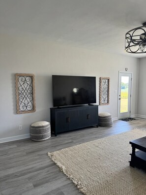 Interior - 💦 Doe Ridge – Hilltop Country Home with Hot Tub ➠ 2049 (Lewisport)