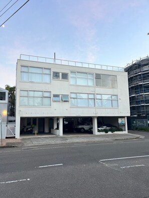 Exterior - Manly Seaside Studio - moments to the beach, free parking, balcony & air con! (Manly)