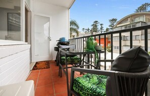 Property grounds - Manly Seaside Studio - moments to the beach, free parking, balcony & air con! (Manly)