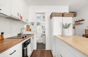 Microwave, oven, stovetop - Manly Seaside Studio - moments to the beach, free parking, balcony & air con! (Manly)
