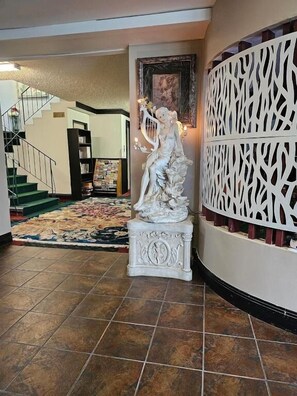 المنشأة من الداخل