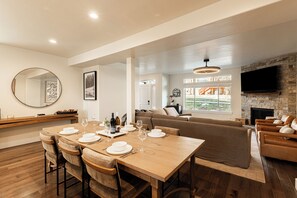 Dining - Year-round Altitude Adjustment, Private Hot Tub, Community Amenities, Walk to Restaurants and more! (Park City)