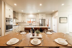 Coffee/tea maker, fridge, microwave, oven - Year-round Altitude Adjustment, Private Hot Tub, Community Amenities, Walk to Restaurants and more! (Park City)