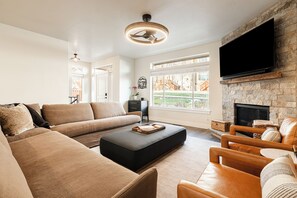 Smart TV, fireplace, ping pong - Year-round Altitude Adjustment, Private Hot Tub, Community Amenities, Walk to Restaurants and more! (Park City)